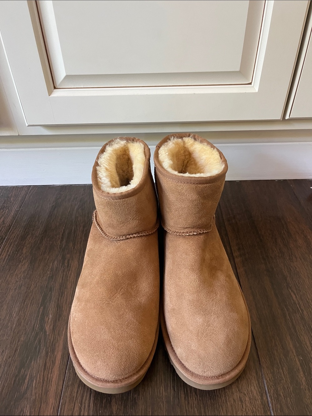 LIKE NEW UGG Classic Mini II Boots! - Picture 5 of 9